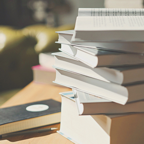 Pila libros utilizados en la traducción